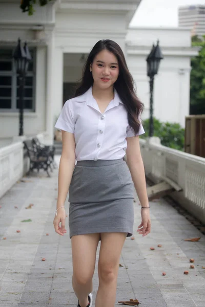 Thai Vuxen Student Universitet Uniform Vacker Flicka Promenad Avslappnad Och — Stockfoto