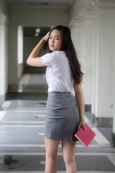 Thai Adult Student Universität Uniform Schöne Mädchen Gehen Entspannt Und — Stockfoto