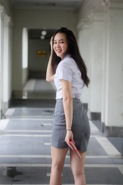 Tailandese Adulto Studente Università Uniforme Bella Ragazza Passeggiata Rilassato Sorriso — Foto Stock
