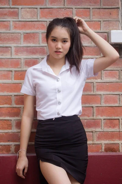 泰国人大学生校服漂亮女孩放松微笑 — 图库照片