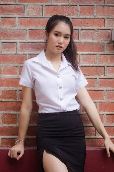 Tailandês Adulto Estudante Universidade Uniforme Bela Menina Relaxar Sorrir — Fotografia de Stock