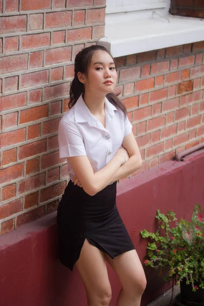 Tailandês Adulto Estudante Universidade Uniforme Bela Menina Relaxar Sorrir — Fotografia de Stock