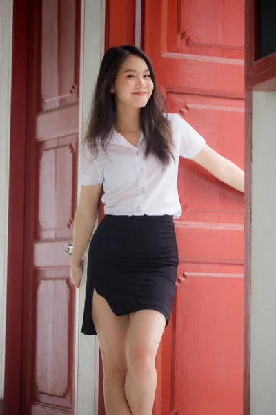 Taylandlı Yetişkin Öğrenci Üniforması Güzel Kız Rahatla Gülümse — Stok fotoğraf