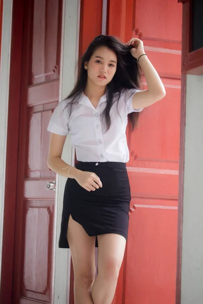 Thai Ενηλίκων Φοιτητής Πανεπιστήμιο Ομοιόμορφη Όμορφη Κοπέλα Χαλαρώστε Και Χαμόγελο — Φωτογραφία Αρχείου