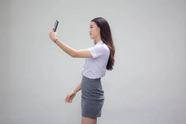 Retrato Mujer Trabajadora Tailandesa Camisa Blanca Usando Teléfono Inteligente Selfie —  Fotos de Stock