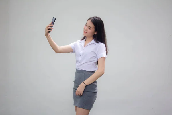 Retrato Tailandês Adulto Mulheres Trabalhadoras Camisa Branca Usando Seu Telefone — Fotografia de Stock
