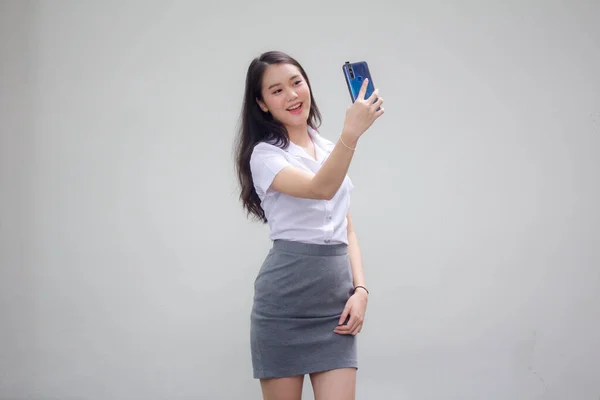 Porträt Einer Erwachsenen Thailänderin Weißen Hemd Mit Ihrem Smartphone Selfie — Stockfoto