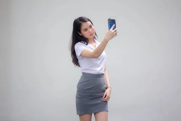 Портрет Тайских Взрослых Работающих Женщин Белой Рубашке Помощью Смартфона Selfie — стоковое фото