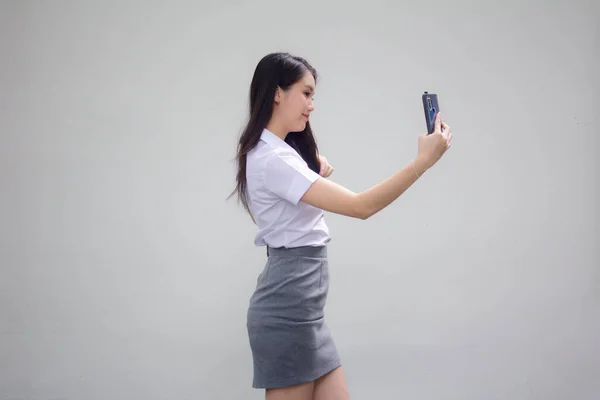 彼女のスマートフォンを使用してタイの大人の働く女性の白いシャツの肖像 Selfie — ストック写真