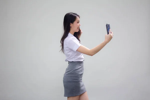 彼女のスマートフォンを使用してタイの大人の働く女性の白いシャツの肖像 Selfie — ストック写真