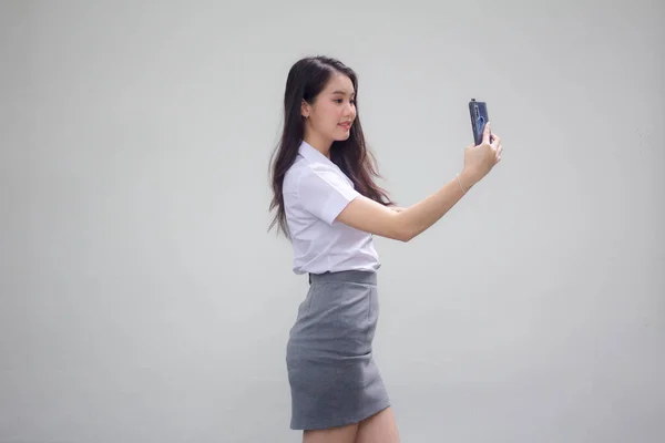 Retrato Mujer Trabajadora Tailandesa Camisa Blanca Usando Teléfono Inteligente Selfie —  Fotos de Stock