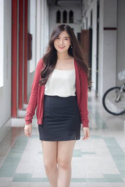 Taylandlı yetişkin kadın portresi. Beyaz gömlek rahatla ve gülümse.