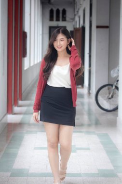 Taylandlı yetişkin kadın portresi. Beyaz gömlek rahatla ve gülümse.