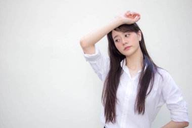 Taylandlı yetişkin kadınların portresi. Beyaz gömlek.