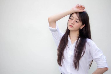 Taylandlı yetişkin kadınların portresi. Beyaz gömlek.