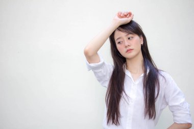 Taylandlı yetişkin kadınların portresi. Beyaz gömlek.