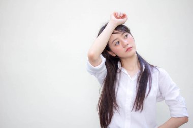 Taylandlı yetişkin kadınların portresi. Beyaz gömlek.