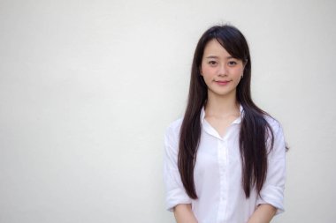 Taylandlı yetişkin kadın portresi. Beyaz gömlek rahatla ve gülümse.