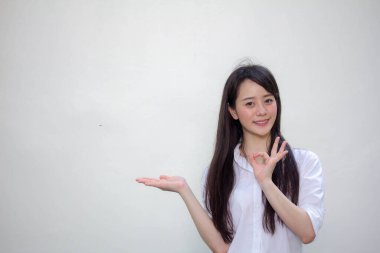 Taylandlı yetişkin kadın işçi portresi beyaz gömlekli, elini göster.