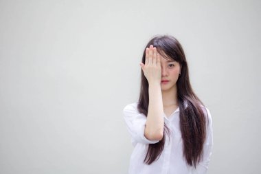 Taylandlı yetişkin kadın çalışan beyaz gömleğin portresi. Bakma.