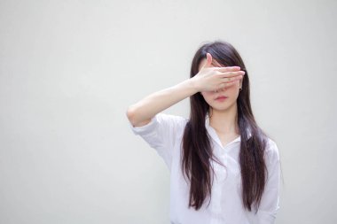 Taylandlı yetişkin kadın çalışan beyaz gömleğin portresi. Bakma.