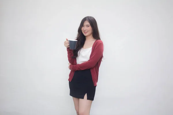 泰国人成年职业女性的肖像 十一色白衬衫喝咖啡 — 图库照片