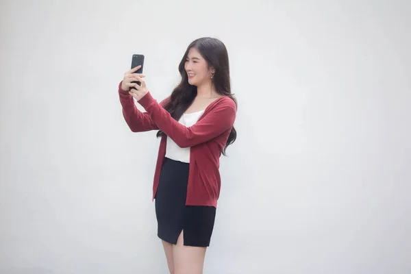 Taylandlı Yetişkin Kadın Portresi Beyaz Gömlek Akıllı Telefon Özçekimini Kullanıyor — Stok fotoğraf
