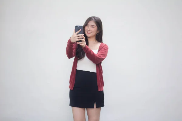 タイの大人働く女性の肖像サイズXl白いシャツ使用して彼女のスマートフォンSelfie — ストック写真