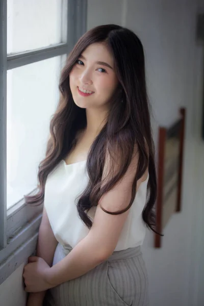Portret Tajlandii Chiny Dorosły Biuro Dziewczyna Biały Koszula Relaks Uśmiech — Zdjęcie stockowe