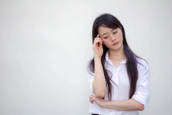 Retrato Tailandés Adulto Mujer Trabajadora Camisa Blanca Pensar — Foto de Stock