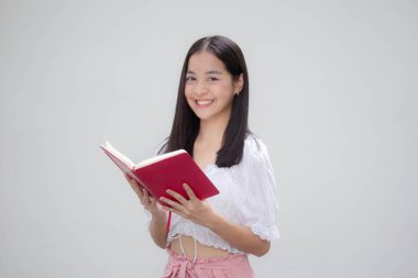 Asia Thai Teen White tişörtü Güzel kız bir kitap okudu