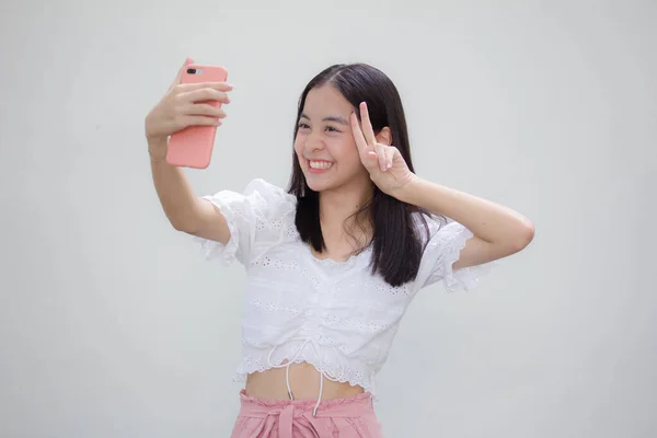 Asiático Tailandés Adolescente Blanco Camiseta Hermosa Chica Usando Teléfono Inteligente —  Fotos de Stock