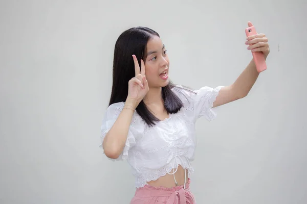 Asiático Tailandés Adolescente Blanco Camiseta Hermosa Chica Usando Teléfono Inteligente —  Fotos de Stock