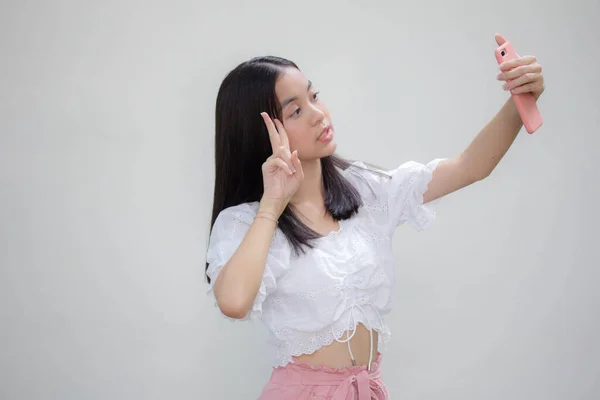 Asiático Tailandés Adolescente Blanco Camiseta Hermosa Chica Usando Teléfono Inteligente —  Fotos de Stock