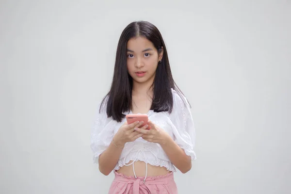 Asiático Tailandés Japonés Adolescente Blanco Camiseta Hermosa Chica Usando Teléfono — Foto de Stock