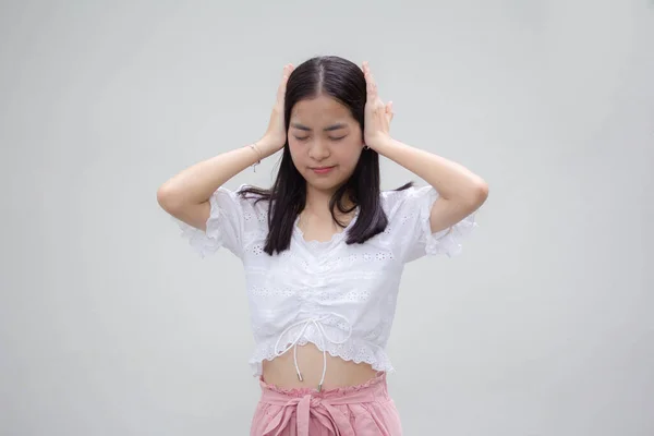 Asia Thai Teen White Tişörtü Güzel Kız Dinlemiyor — Stok fotoğraf