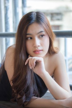 Tayland portresi yetişkin güzel kız siyah gömlek mavi kot pantolon rahatla ve gülümse