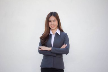 Taylandlı yetişkin ofis kızı beyaz gömlek rahatla ve gülümse