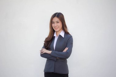 Taylandlı yetişkin ofis kızı beyaz gömlek rahatla ve gülümse