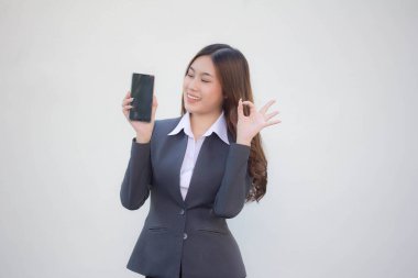 Taylandlı yetişkin ofis kızı portresi Telefonunu göster ve gülümse