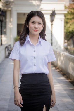 Taylandlı yetişkin öğrenci üniforması güzel kız rahatla ve gülümse.