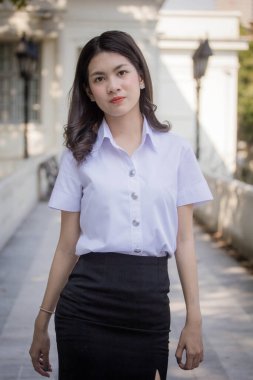 Taylandlı yetişkin öğrenci üniforması güzel kız rahatla ve gülümse.