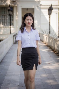 Taylandlı yetişkin öğrenci üniforması güzel kız rahatla ve gülümse.