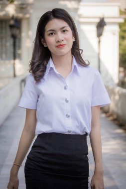 Taylandlı yetişkin öğrenci üniforması güzel kız rahatla ve gülümse.