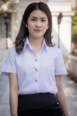 Taylandlı yetişkin öğrenci üniforması güzel kız rahatla ve gülümse.