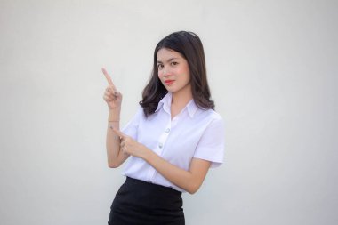 Taylandlı yetişkin öğrenci üniforması. Güzel kız işaret ediyor.