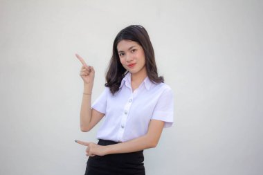 Taylandlı yetişkin öğrenci üniforması. Güzel kız işaret ediyor.