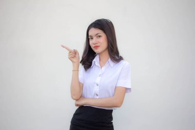 Taylandlı yetişkin öğrenci üniforması. Güzel kız işaret ediyor.