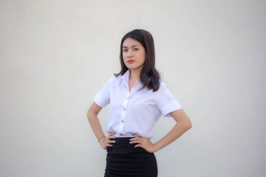 Taylandlı yetişkin öğrenci üniforması güzel kız rahatla ve gülümse.