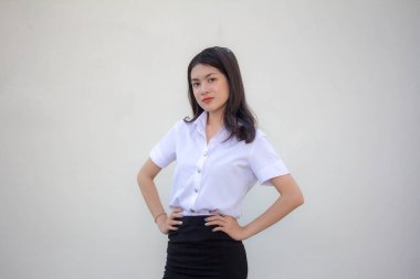 Taylandlı yetişkin öğrenci üniforması güzel kız rahatla ve gülümse.